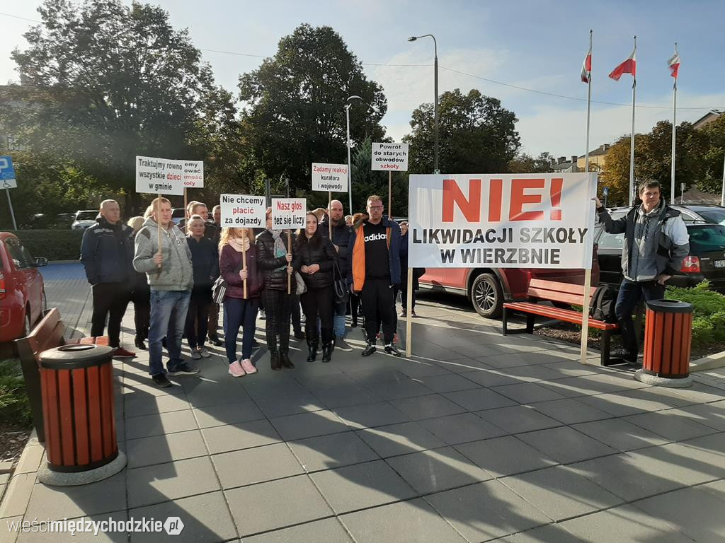 Pikieta rodziców uczniów ze szkoły w Wierzbnie
