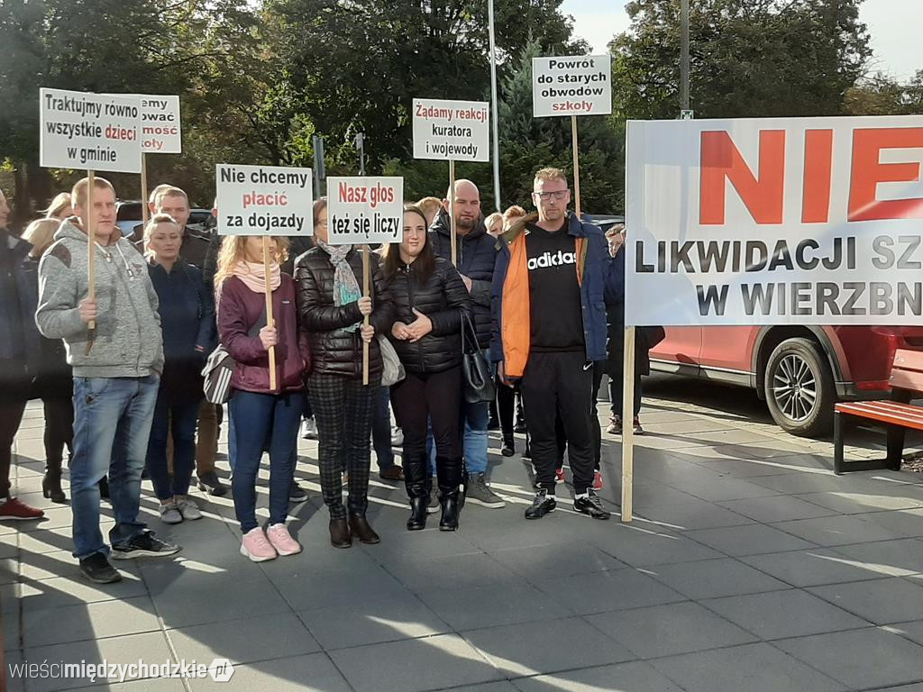 Pikieta rodziców uczniów ze szkoły w Wierzbnie