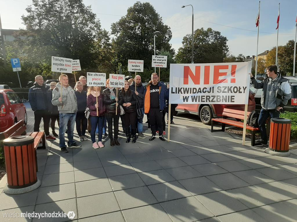 Pikieta rodziców uczniów ze szkoły w Wierzbnie