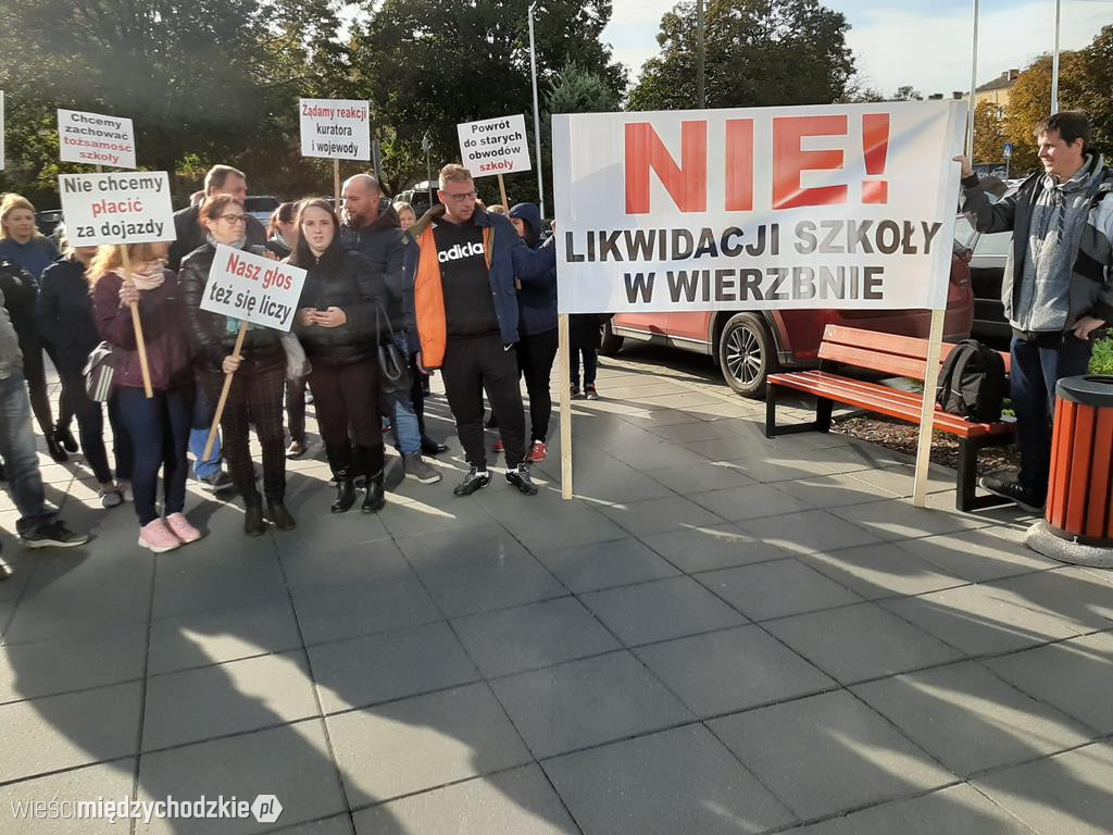 Pikieta rodziców uczniów ze szkoły w Wierzbnie