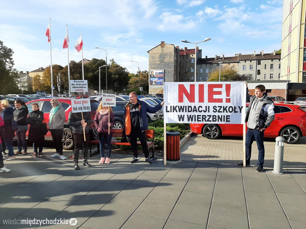 Pikieta rodziców uczniów ze szkoły w Wierzbnie