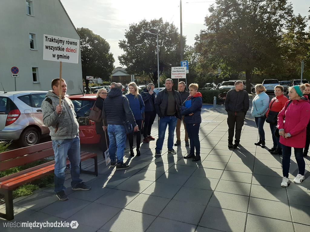 Pikieta rodziców uczniów ze szkoły w Wierzbnie