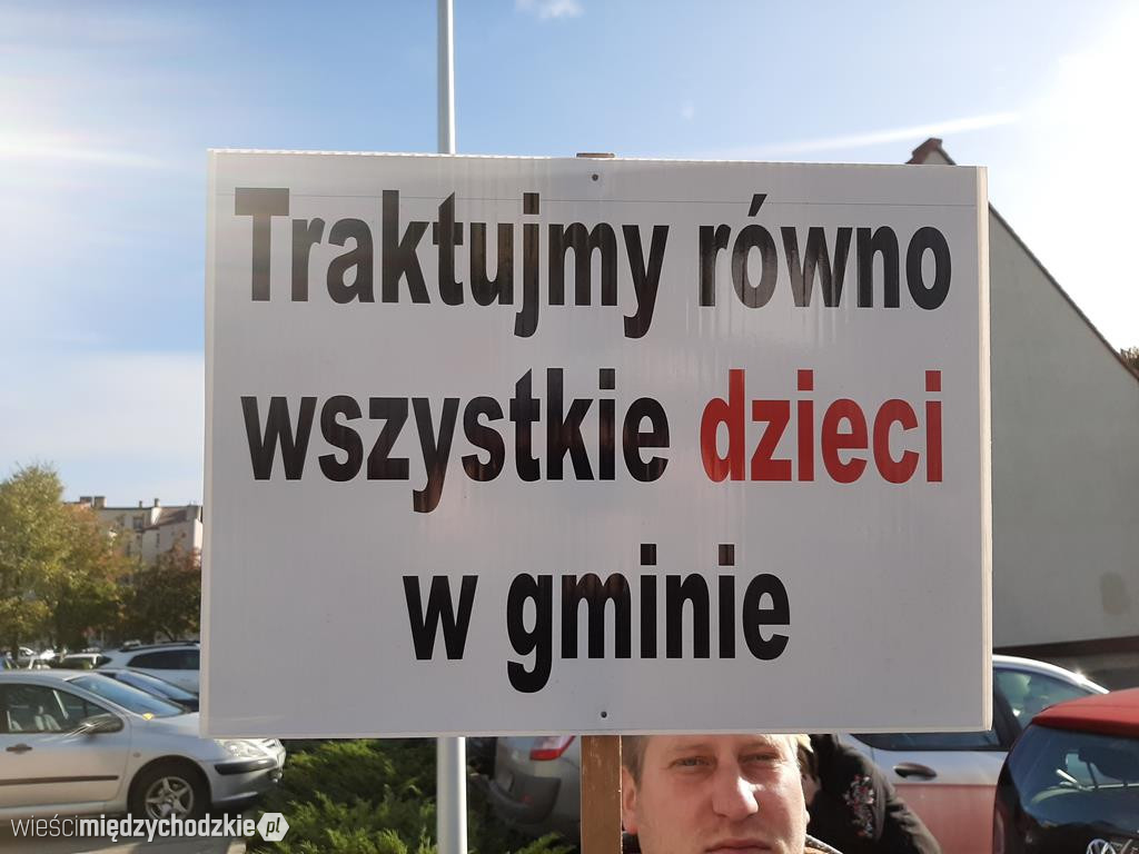 Pikieta rodziców uczniów ze szkoły w Wierzbnie