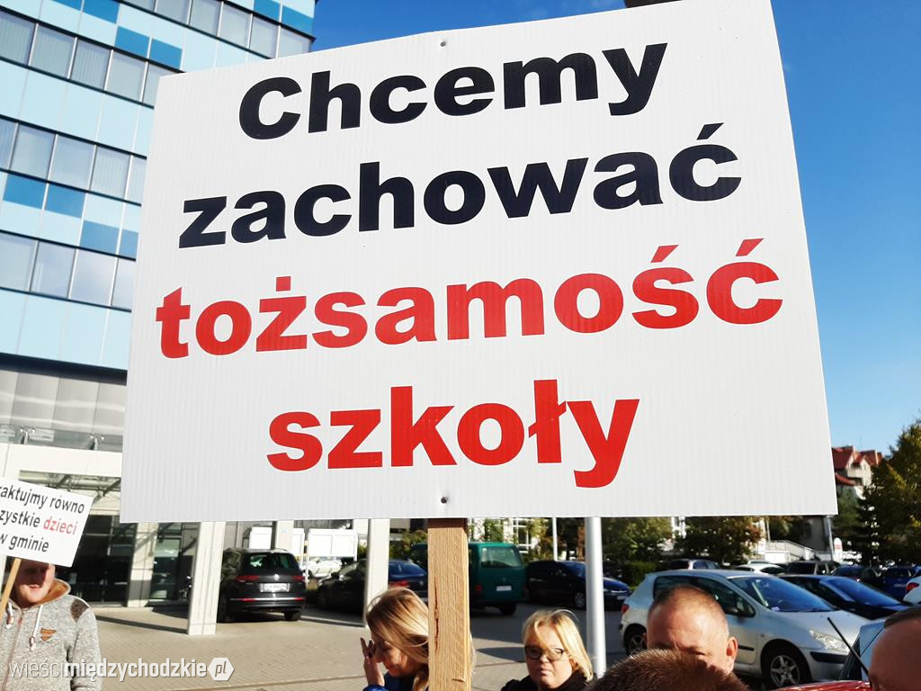 Pikieta rodziców uczniów ze szkoły w Wierzbnie