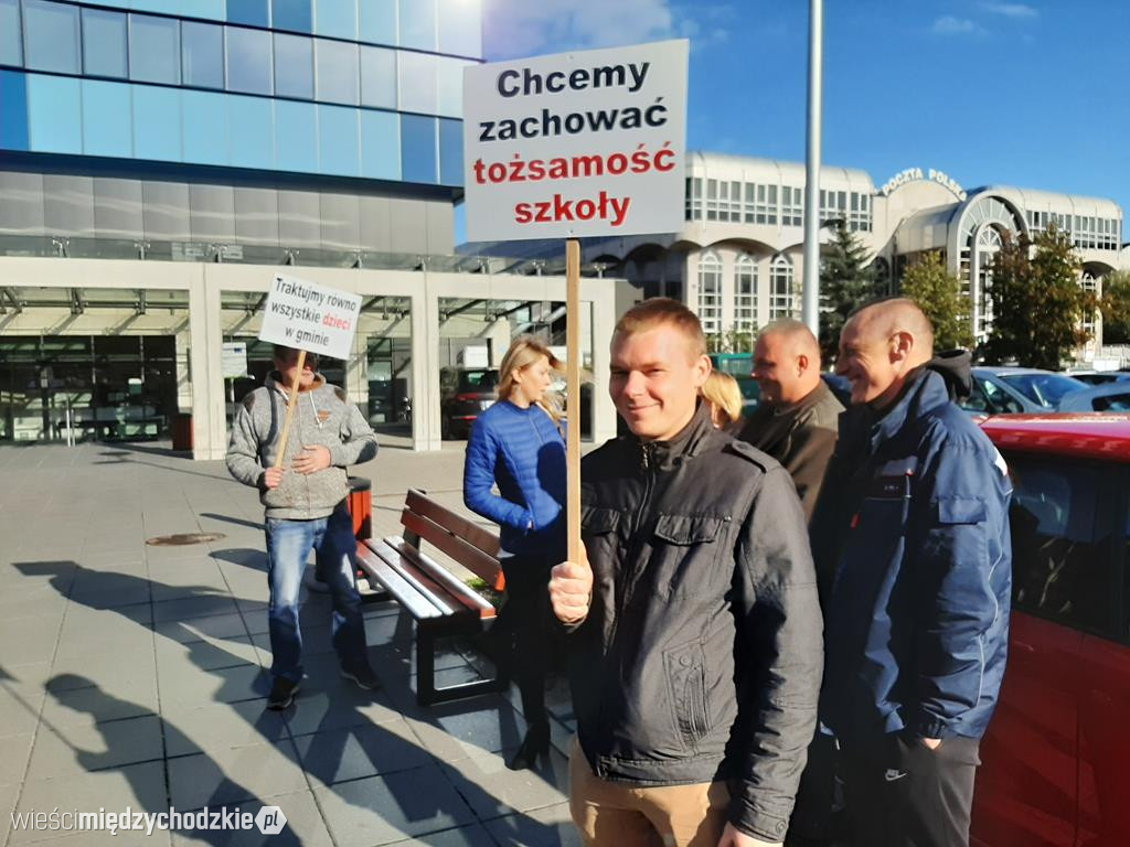 Pikieta rodziców uczniów ze szkoły w Wierzbnie
