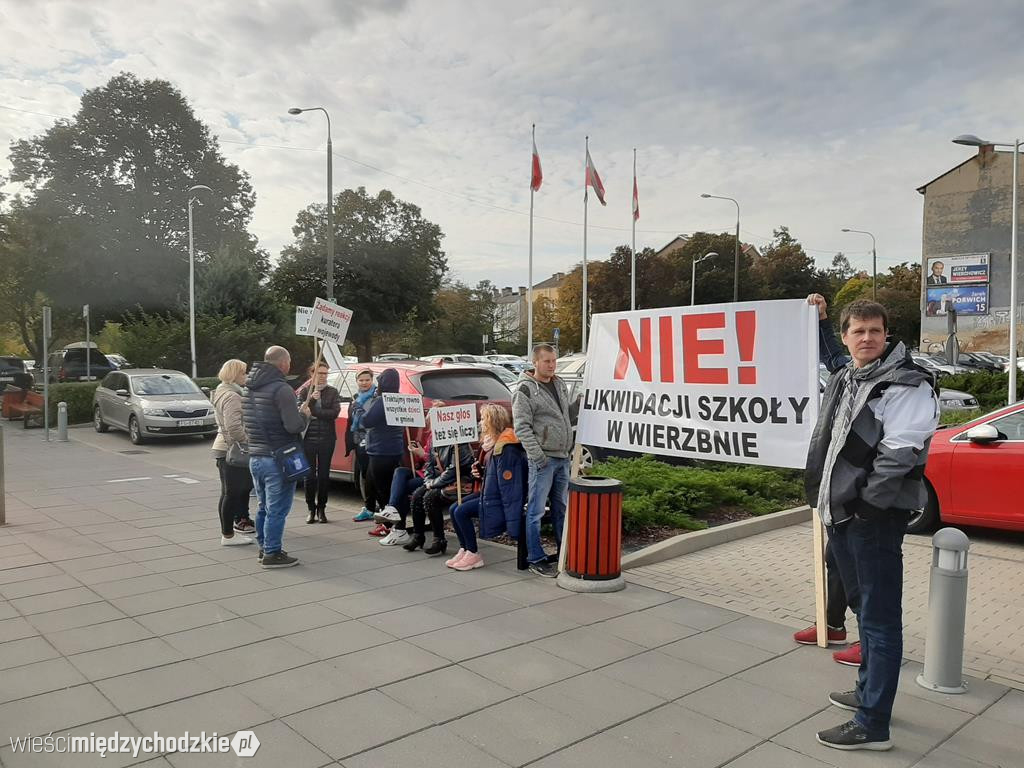 Pikieta rodziców uczniów ze szkoły w Wierzbnie