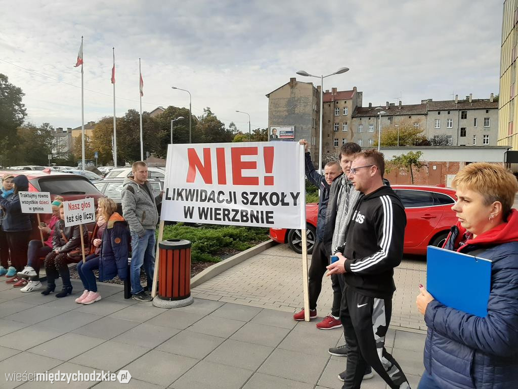 Pikieta rodziców uczniów ze szkoły w Wierzbnie