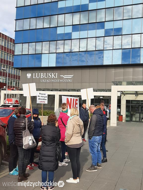 Pikieta rodziców uczniów ze szkoły w Wierzbnie