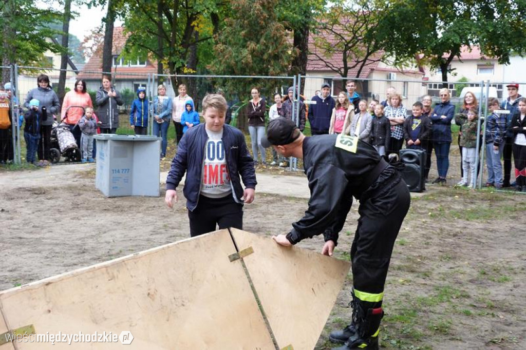 Pokaz umiejętności psich ratowników