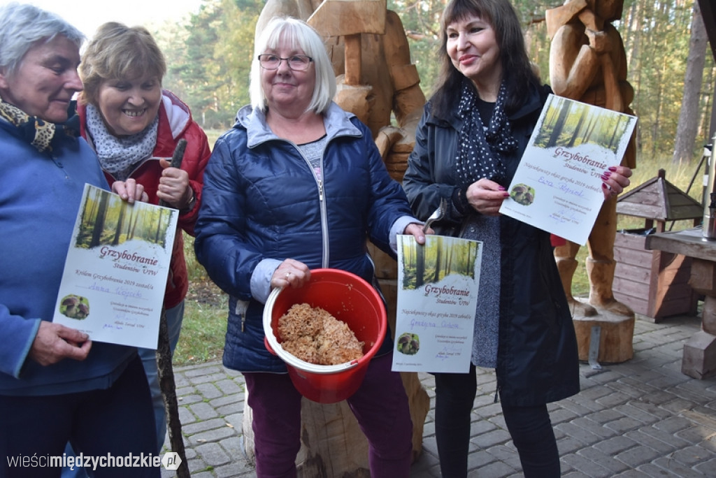 Studenci UTW Międzychód na grzybach