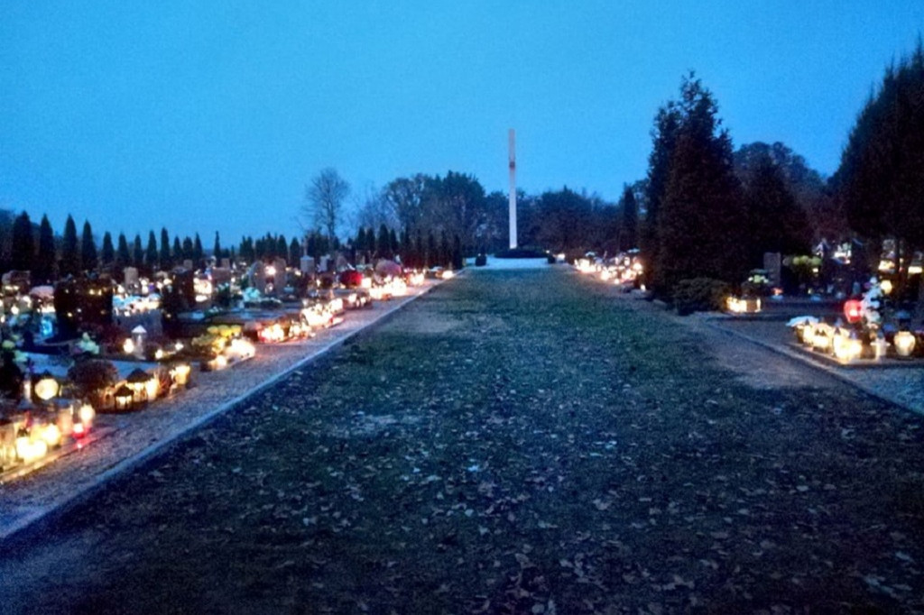 Międzychodzki cmentarz wieczorem