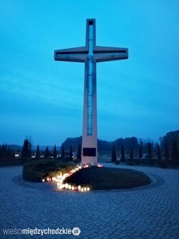 Międzychodzki cmentarz wieczorem