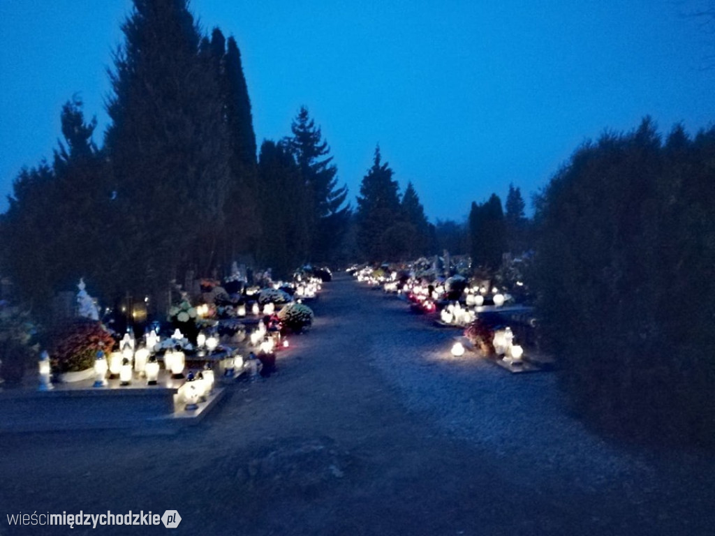 Międzychodzki cmentarz wieczorem
