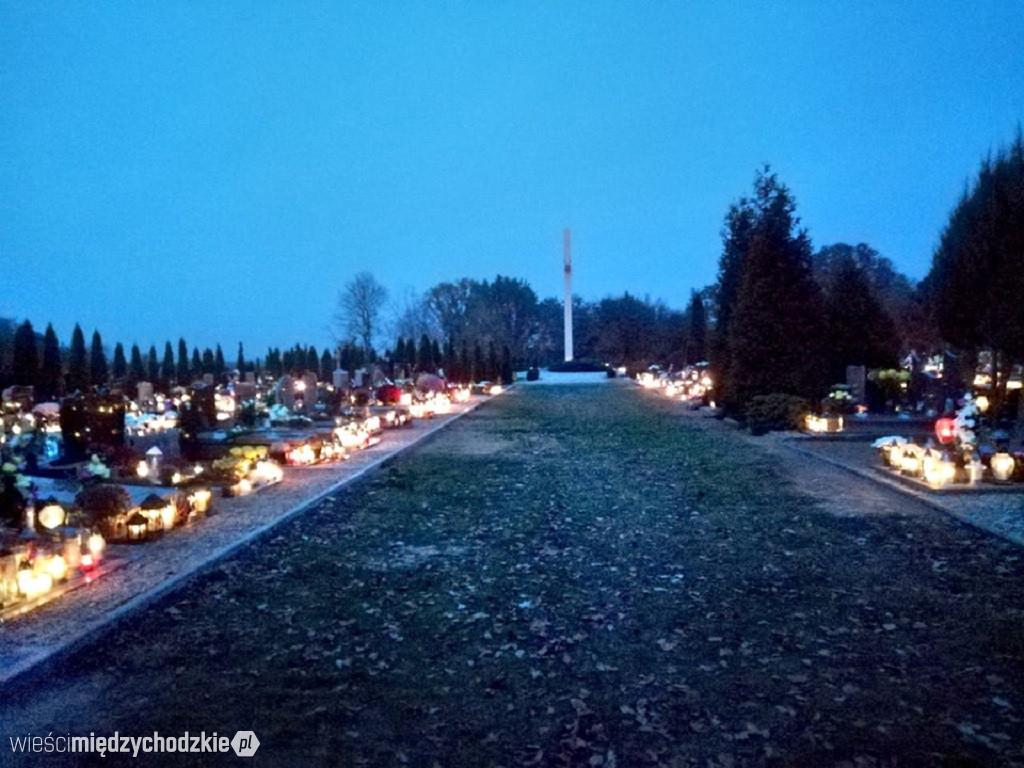 Międzychodzki cmentarz wieczorem