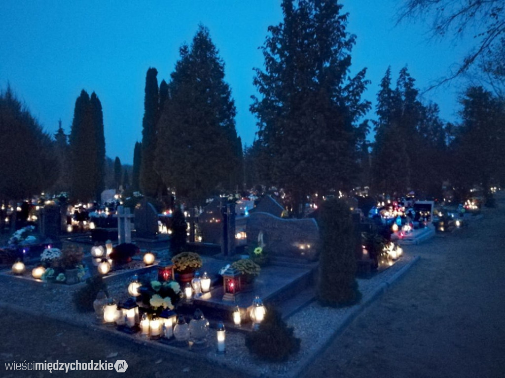 Międzychodzki cmentarz wieczorem