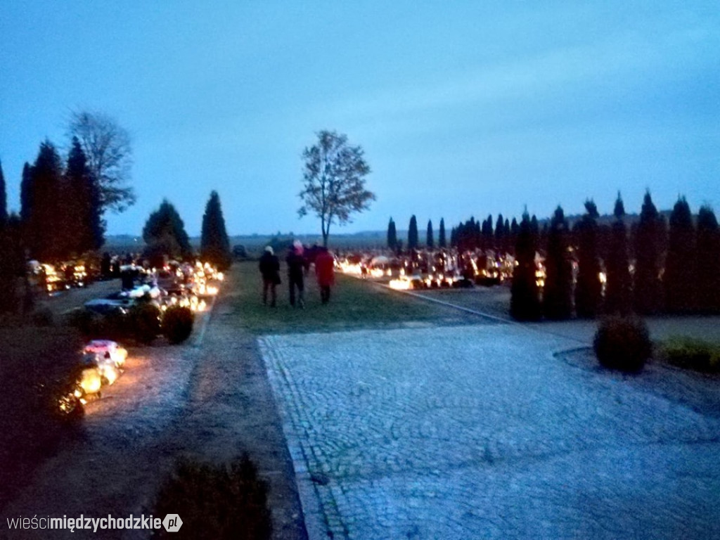 Międzychodzki cmentarz wieczorem
