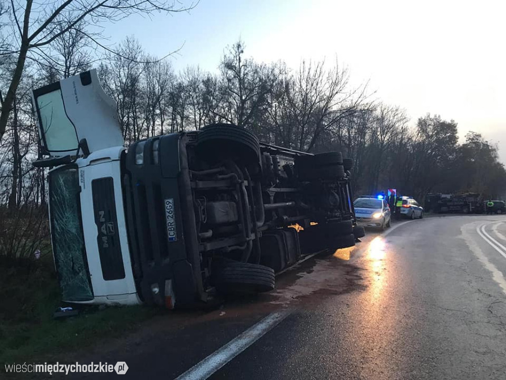 Przewrócony tir na przejeździe kolejowym w Luboszu