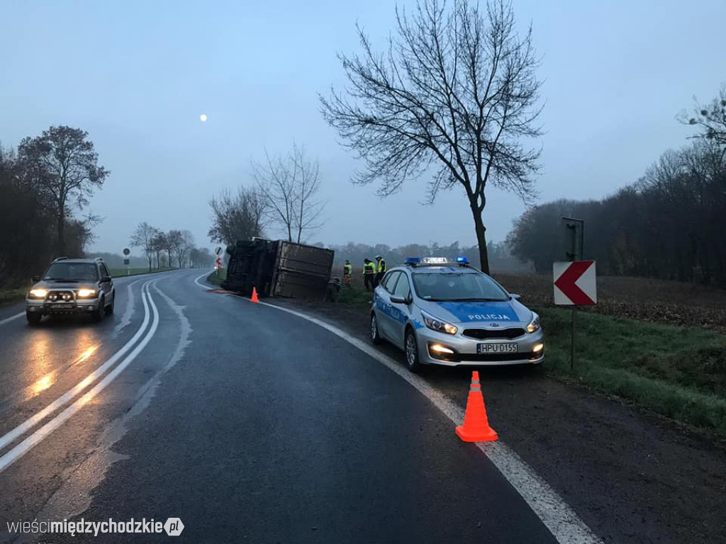 Przewrócony tir na przejeździe kolejowym w Luboszu