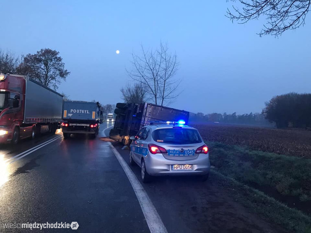 Przewrócony tir na przejeździe kolejowym w Luboszu