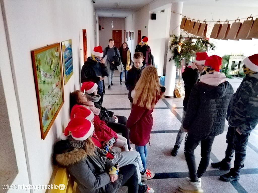 Turystyczne Mikołajki w sierakowskim Zespole Szkół