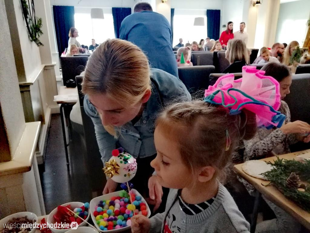 Malowane bombki w Restauracji 100 Jezior