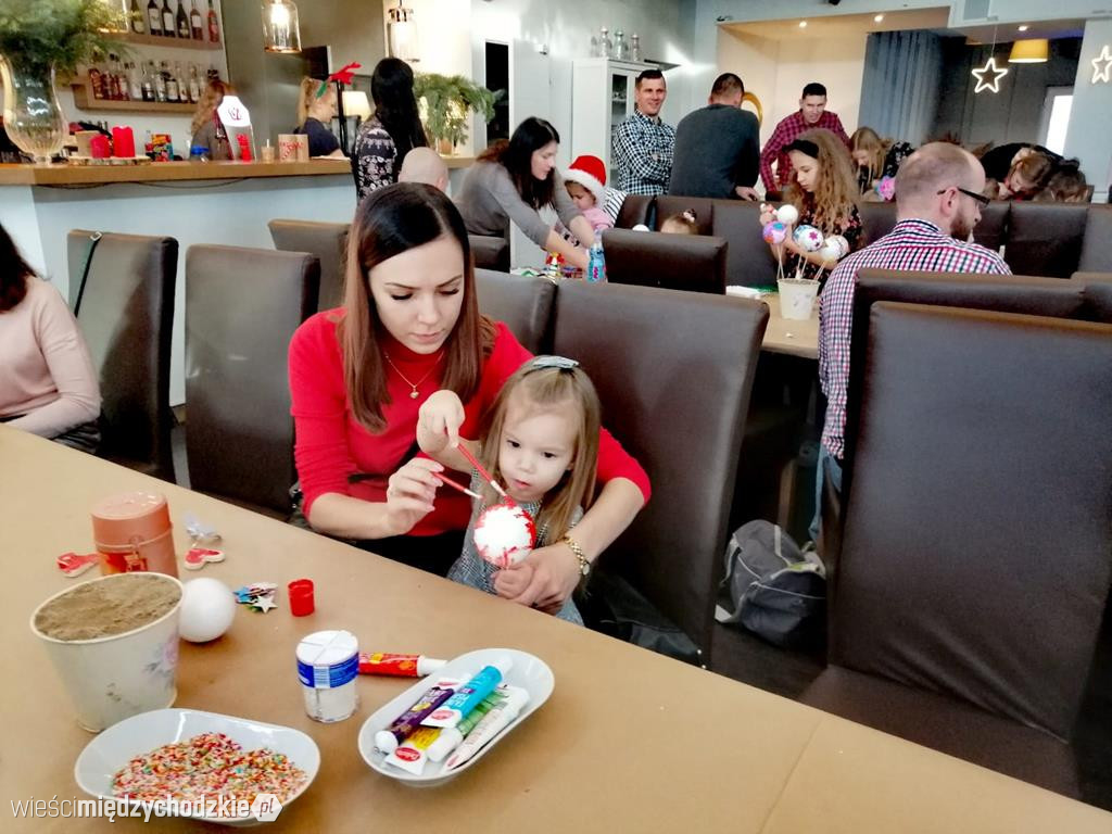 Malowane bombki w Restauracji 100 Jezior