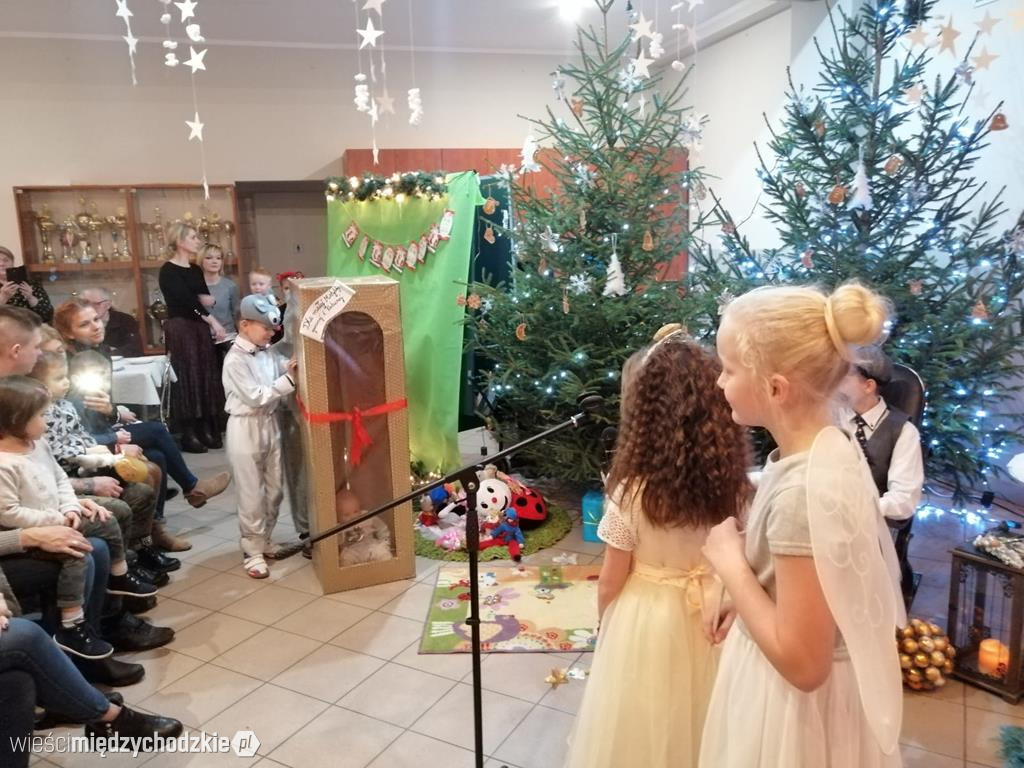 Gwiazdkowy prezent w wykonaniu dzieci z Radgoszczy