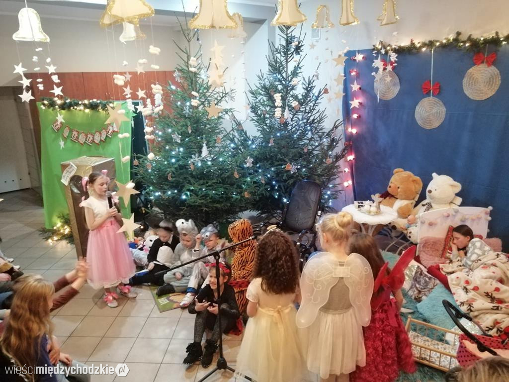 Gwiazdkowy prezent w wykonaniu dzieci z Radgoszczy
