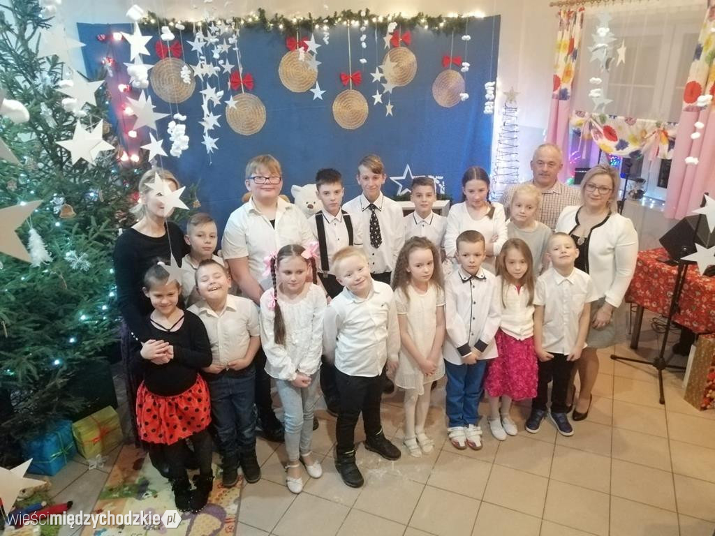 Gwiazdkowy prezent w wykonaniu dzieci z Radgoszczy