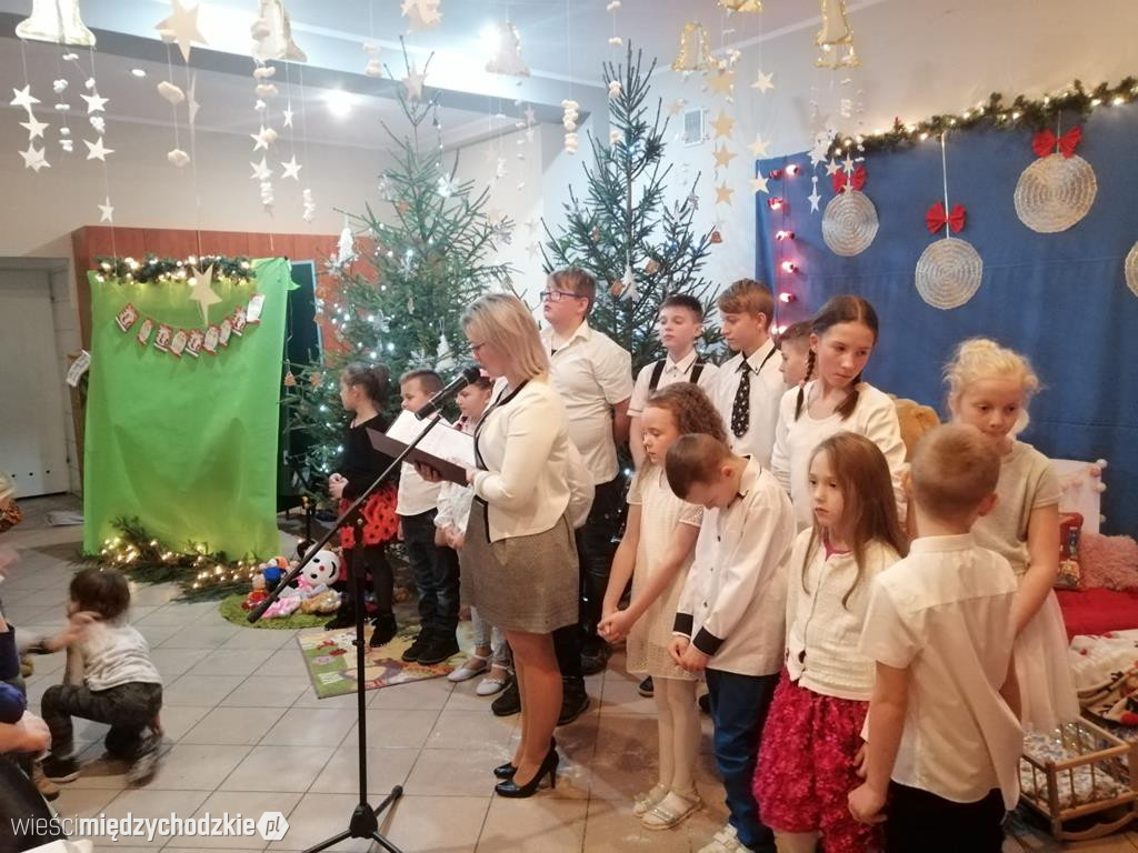 Gwiazdkowy prezent w wykonaniu dzieci z Radgoszczy