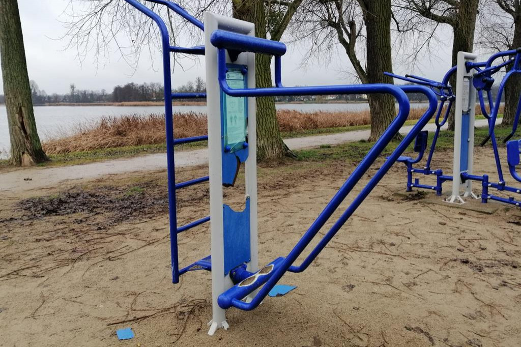 Wandale zniszczyli elementy siłowni