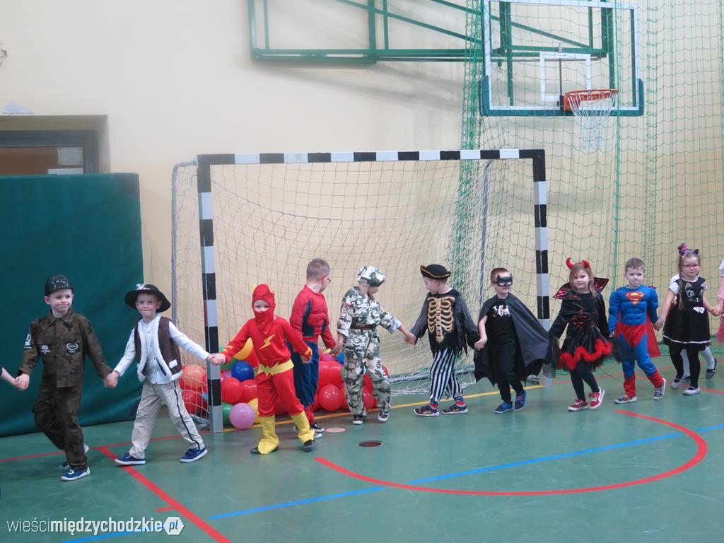 Bal przebierańców w szkole podstawowej w Luboszu