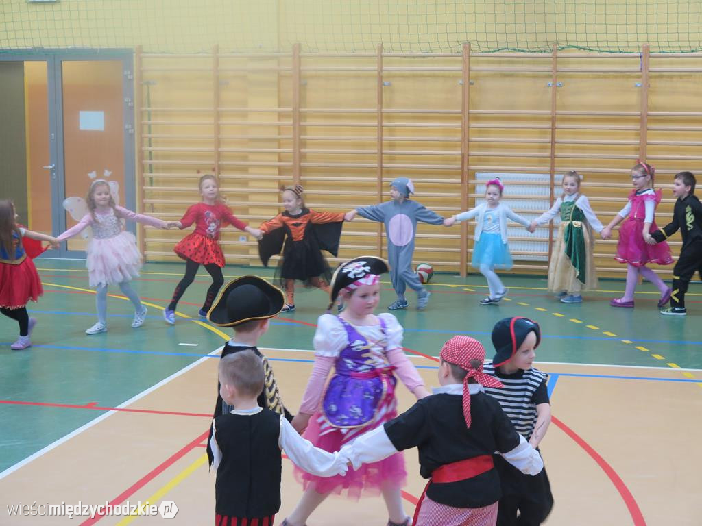 Bal przebierańców w szkole podstawowej w Luboszu