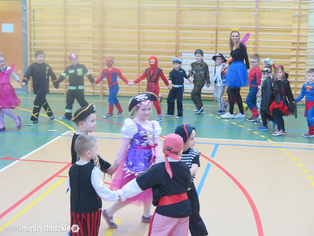 Bal przebierańców w szkole podstawowej w Luboszu