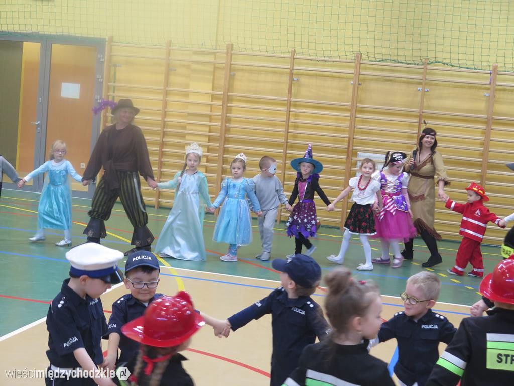 Bal przebierańców w szkole podstawowej w Luboszu