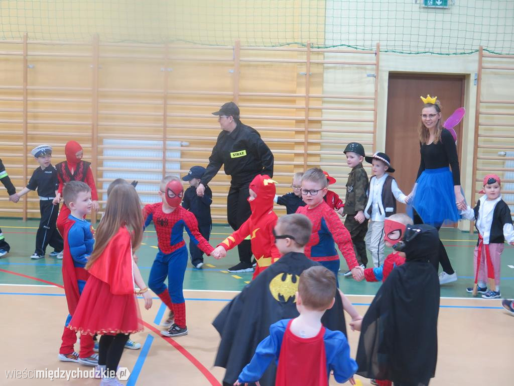 Bal przebierańców w szkole podstawowej w Luboszu