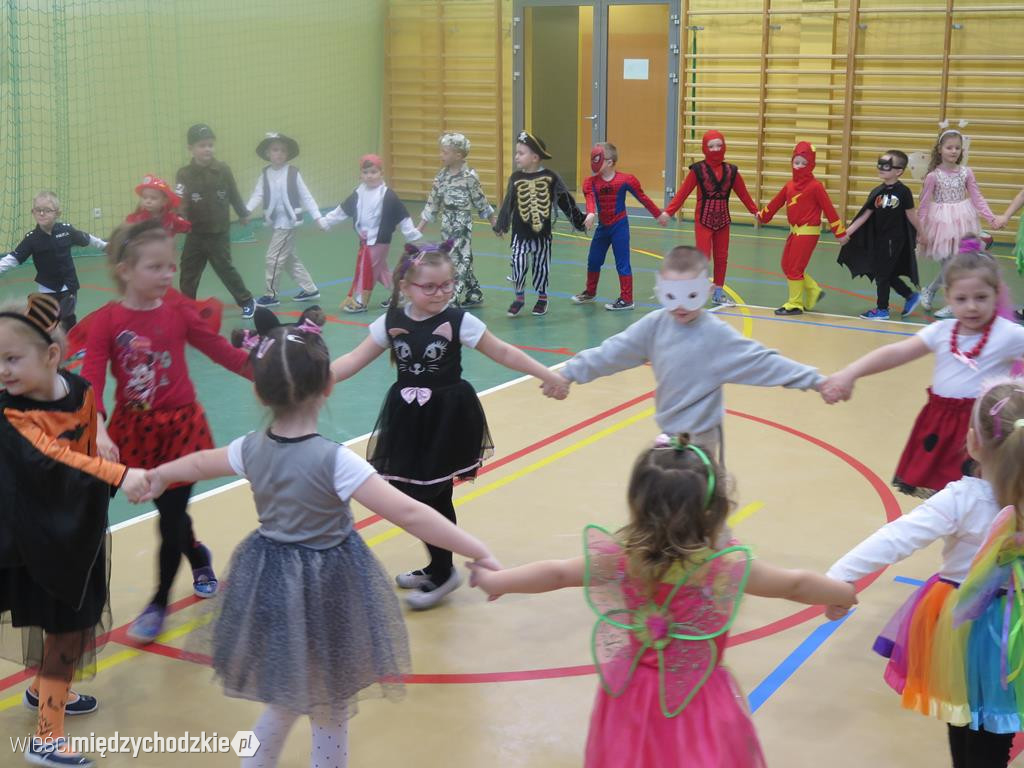 Bal przebierańców w szkole podstawowej w Luboszu
