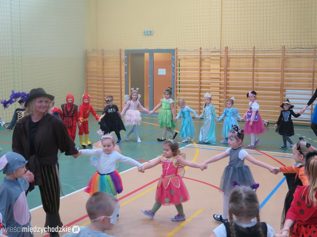 Bal przebierańców w szkole podstawowej w Luboszu
