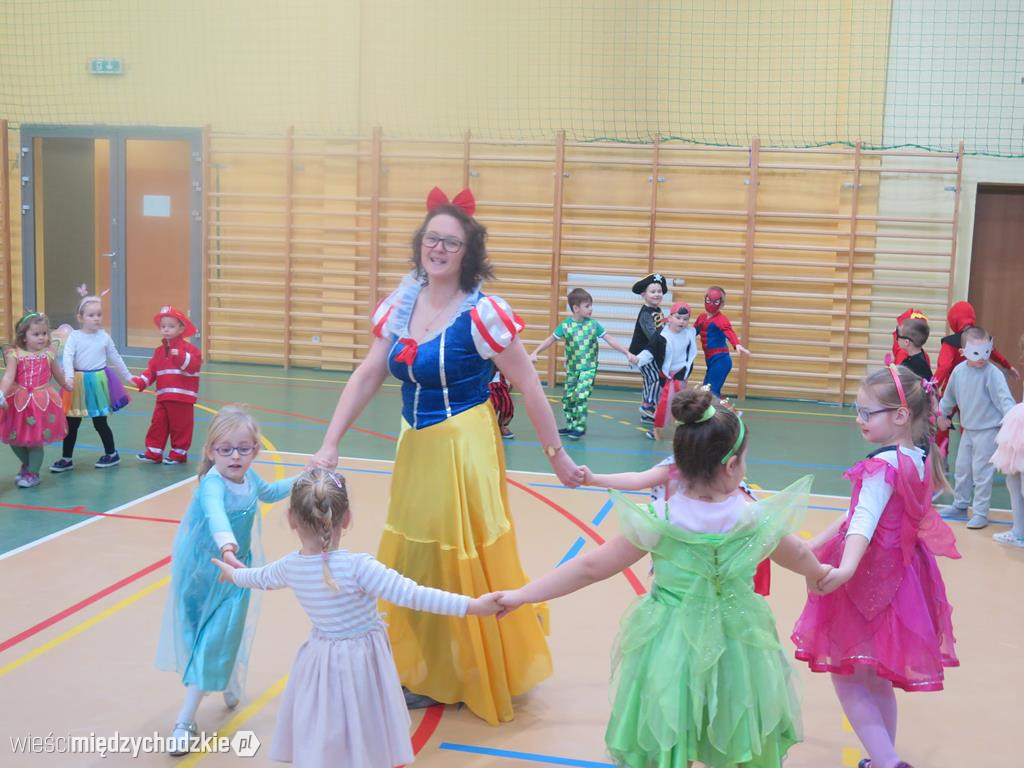 Bal przebierańców w szkole podstawowej w Luboszu