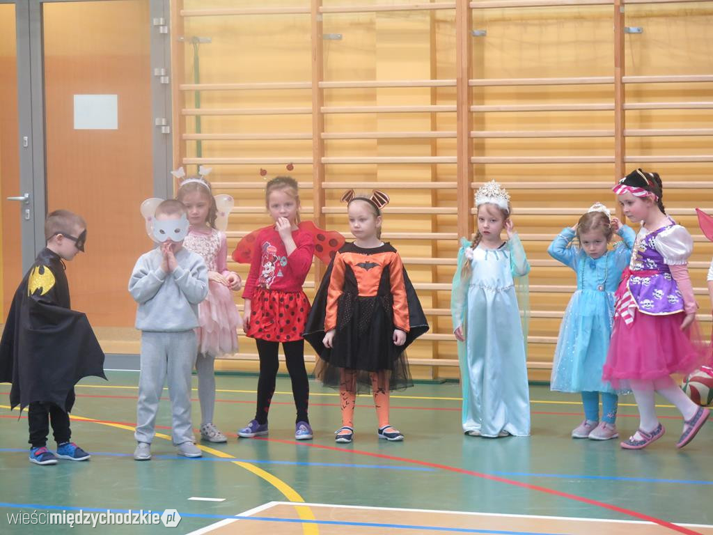 Bal przebierańców w szkole podstawowej w Luboszu