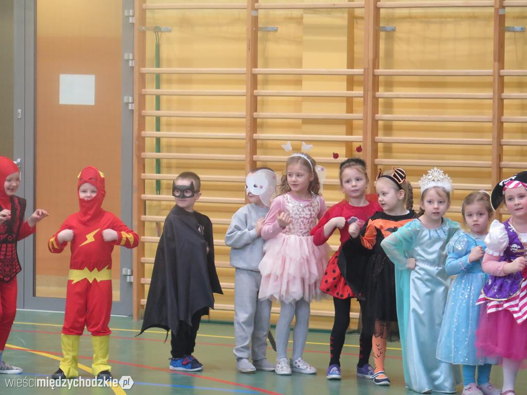 Bal przebierańców w szkole podstawowej w Luboszu