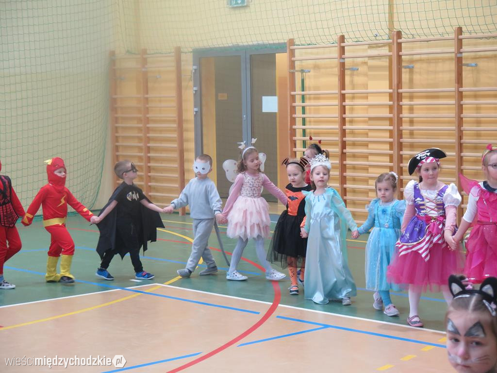 Bal przebierańców w szkole podstawowej w Luboszu