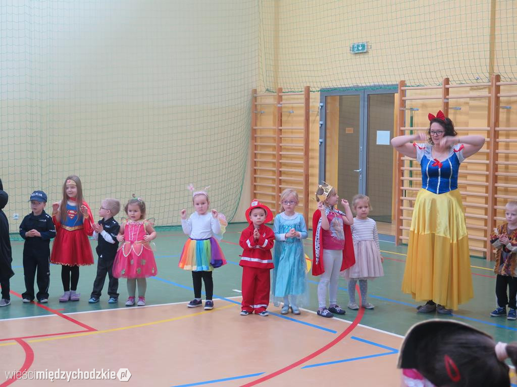 Bal przebierańców w szkole podstawowej w Luboszu