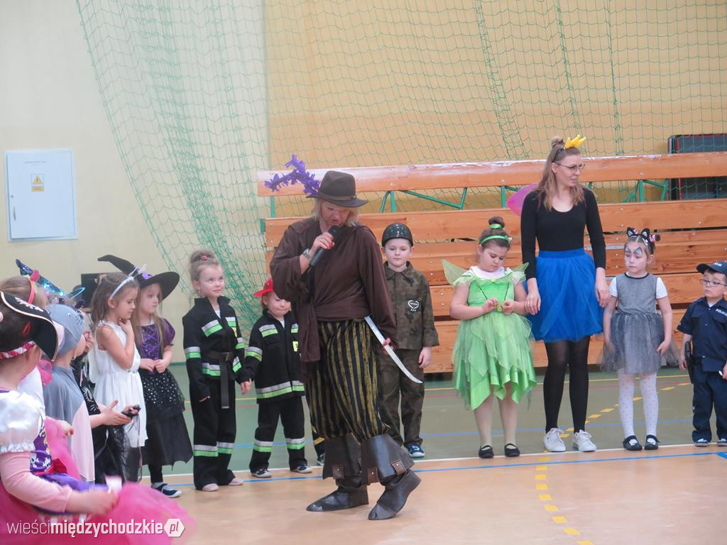 Bal przebierańców w szkole podstawowej w Luboszu
