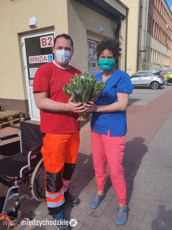 Kwiaty dla pracowników międzychodzkiego szpitala