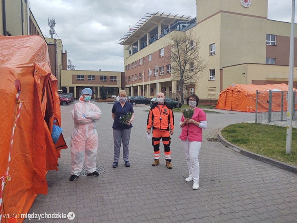 Kwiaty dla pracowników międzychodzkiego szpitala