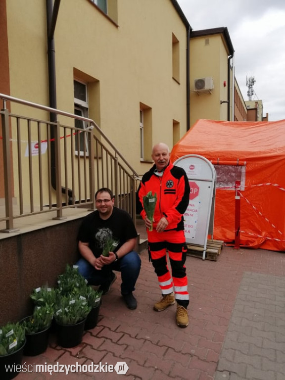 Kwiaty dla pracowników międzychodzkiego szpitala