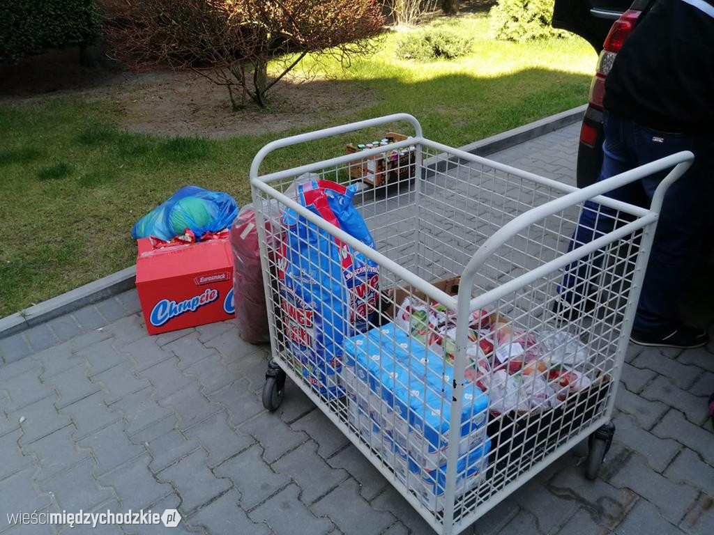 Widzialna ręka pomaga wychowankom domu dziecka
