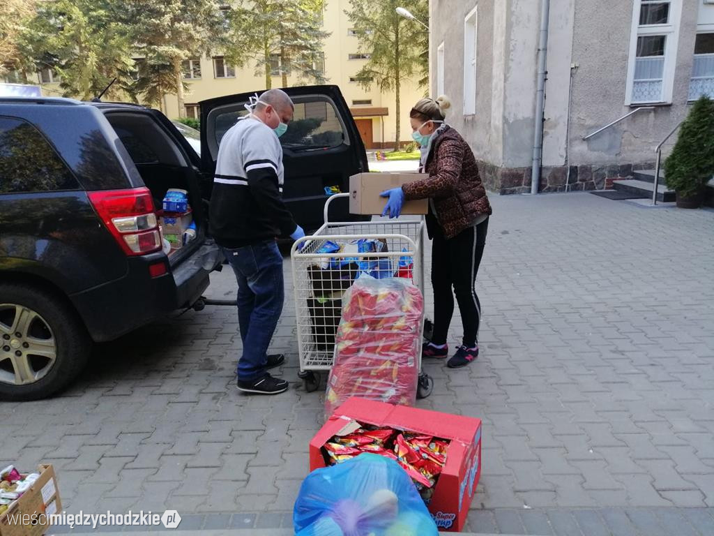 Widzialna ręka pomaga wychowankom domu dziecka