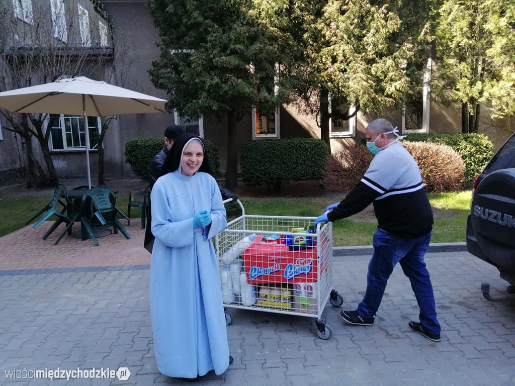 Widzialna ręka pomaga wychowankom domu dziecka